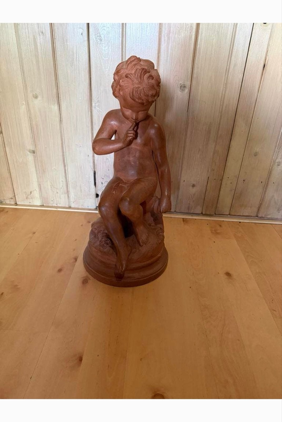 Groot terracotta putti beeld gesigneerd Falconet, ca. 1900, Antiek en Kunst, Kunst | Beelden en Houtsnijwerken, Ophalen, Overige onderwerpen