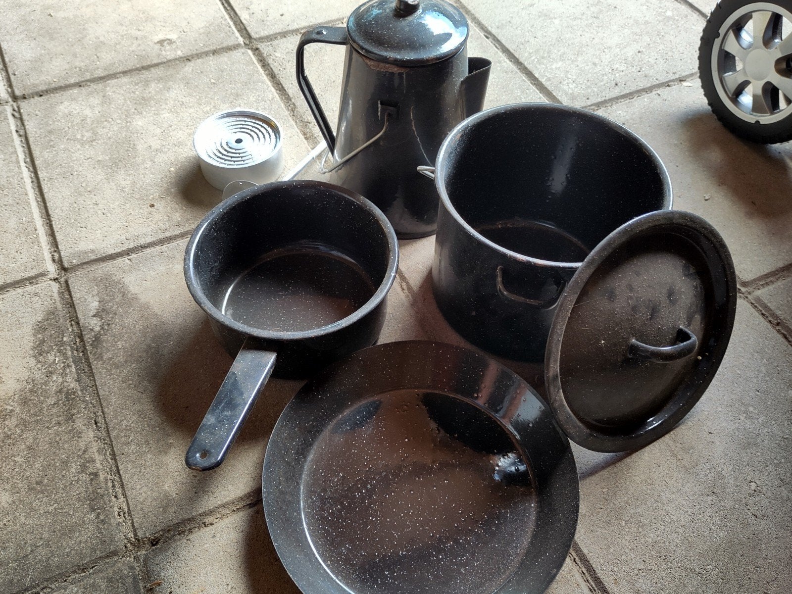 Vintage geëmailleerde kampeer kookset - 5-delig, Caravans en Kamperen, Kampeeraccessoires, Ophalen, Zo goed als nieuw