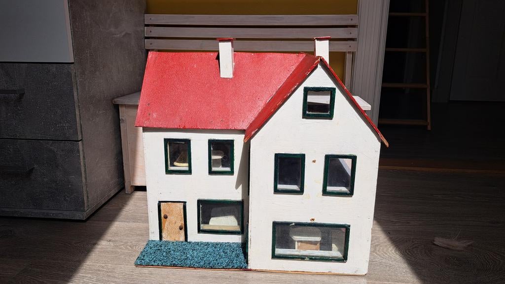 Vintage Houten Poppenhuis met Rode Dak, Verzamelen, Poppenhuizen en Toebehoren, Ophalen of Verzenden