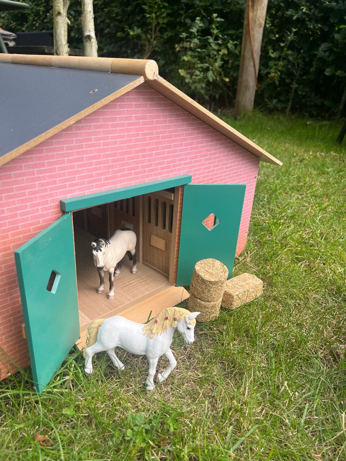 Schleich paardenstal met paarden en hooi balen, Ophalen, Gebruikt, Jongen of Meisje