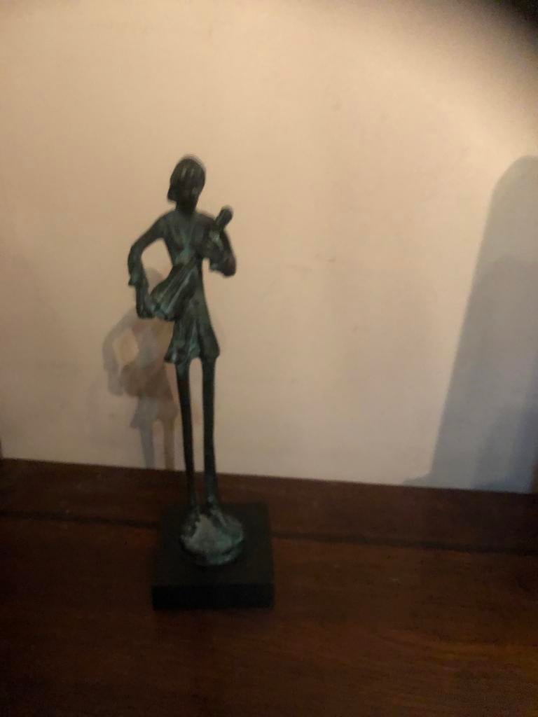 Bronzen beeldje van muzikant met guitaar, Antiek en Kunst, Kunst | Beelden en Houtsnijwerken, Ophalen of Verzenden