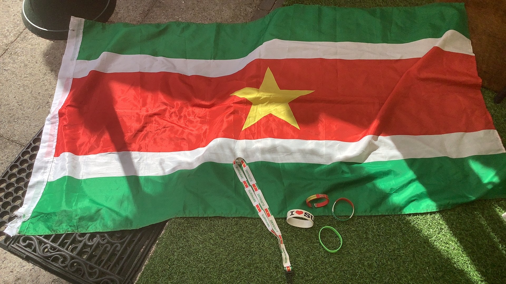 Surinaamse vlag, Diversen, Vlaggen en Wimpels, Ophalen of Verzenden, Zo goed als nieuw