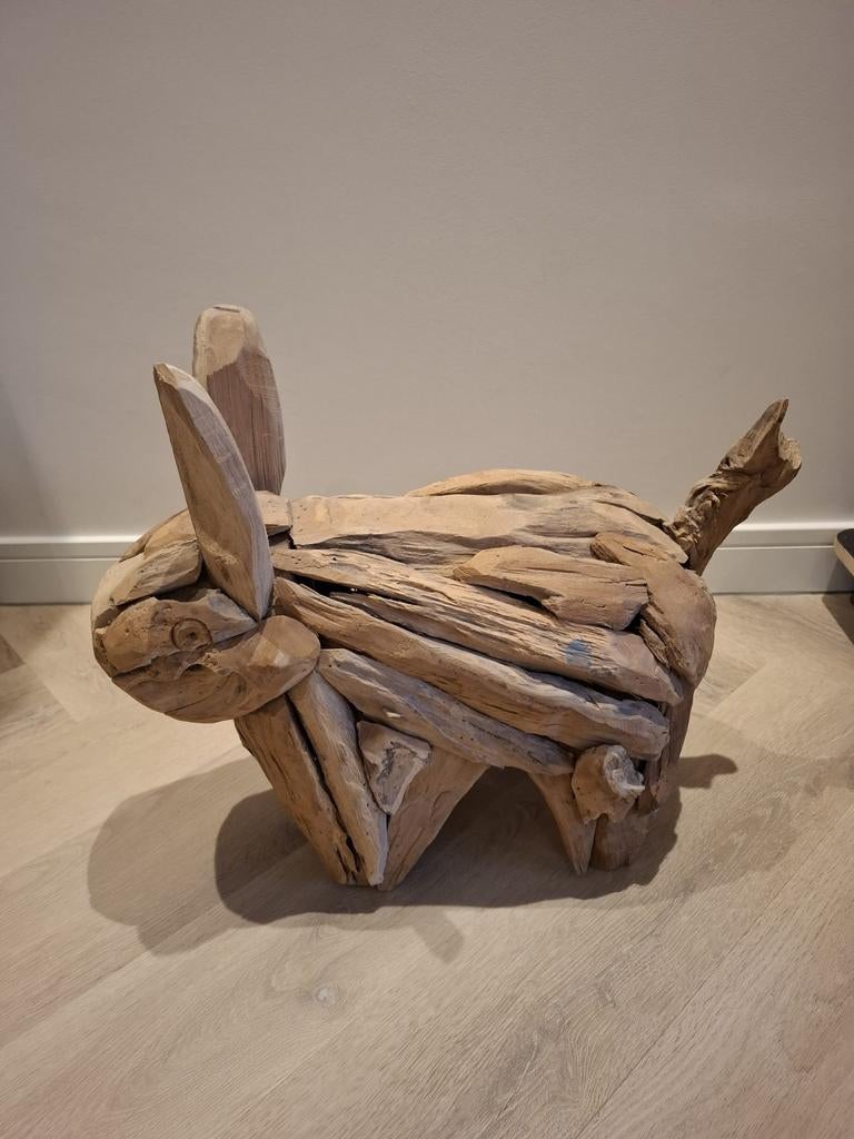 Houten konijn van drijfhout, Ophalen