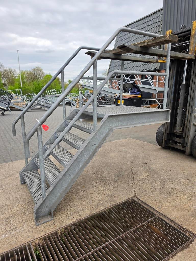 Stalen bordes trap gegal. Hoog1,2mtr nor070