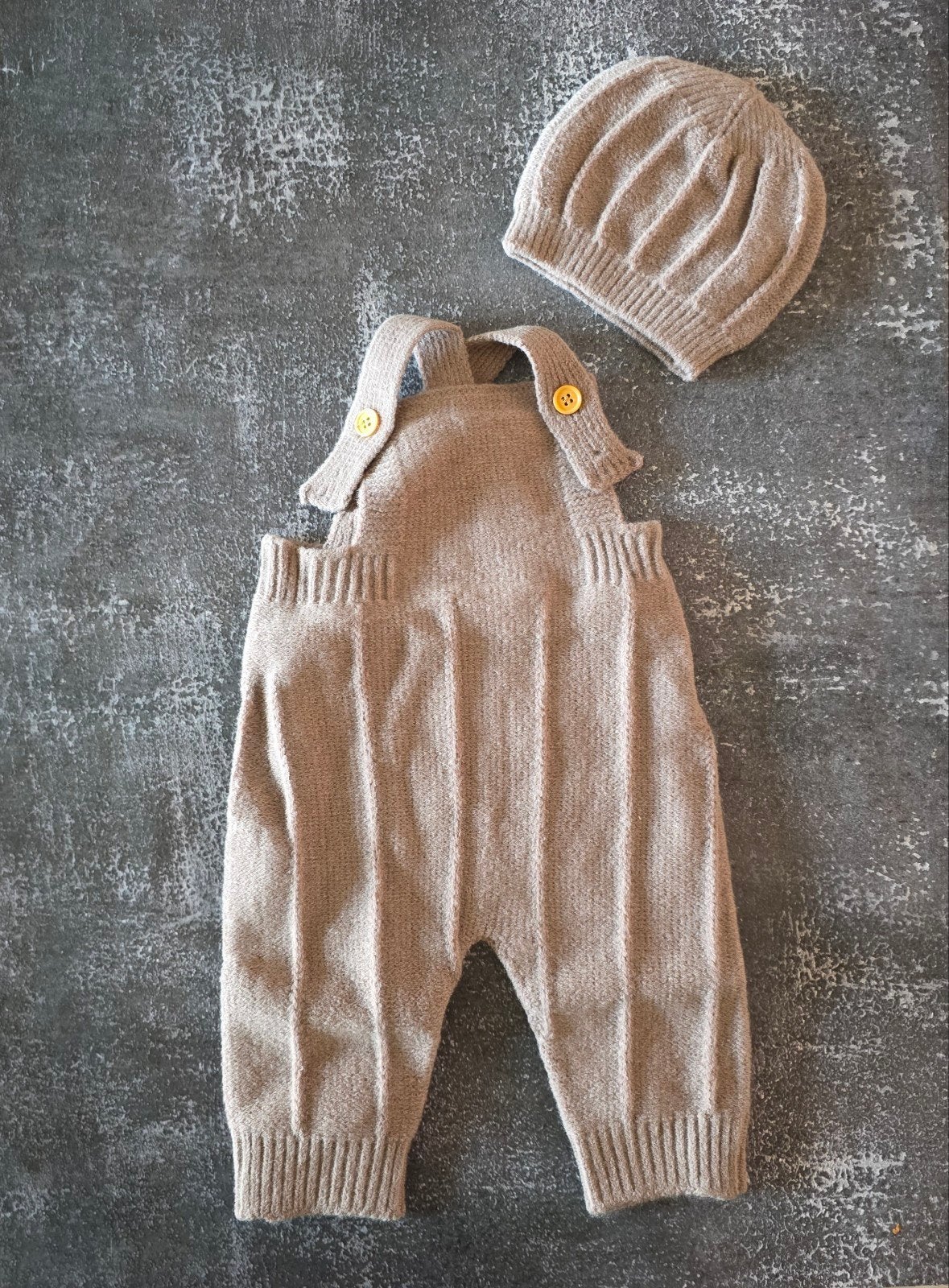 Gebreide baby tuinbroek met muts | Bruin | Maat 62, Ophalen of Verzenden, Nieuw, Jongetje of Meisje, Setje