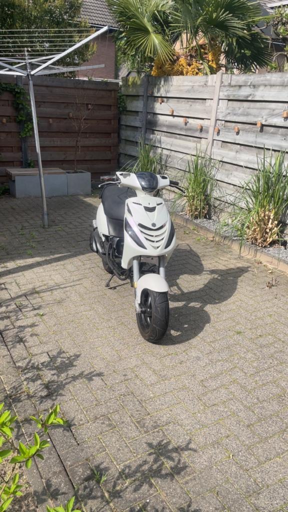 Zip uk style lc dd 50cc 2 takt, Fietsen en Brommers, Scooters | Piaggio, Ophalen, Zo goed als nieuw, Tweetakt, Zip