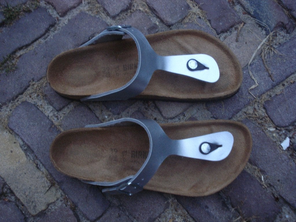 BIRKENSTOCK GIZEH ZILVER 39 NU GRATIS VERZENDING PER POST, Kleding | Dames, Schoenen, Slippers, Overige kleuren, Verzenden, Zo goed als nieuw