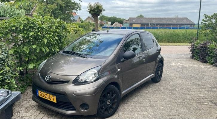 Toyota Aygo 1.0 12V Vvt-i 5DRS 2012 Bruin airco, Voorwielaandrijving, Euro 5, Stof, Zwart