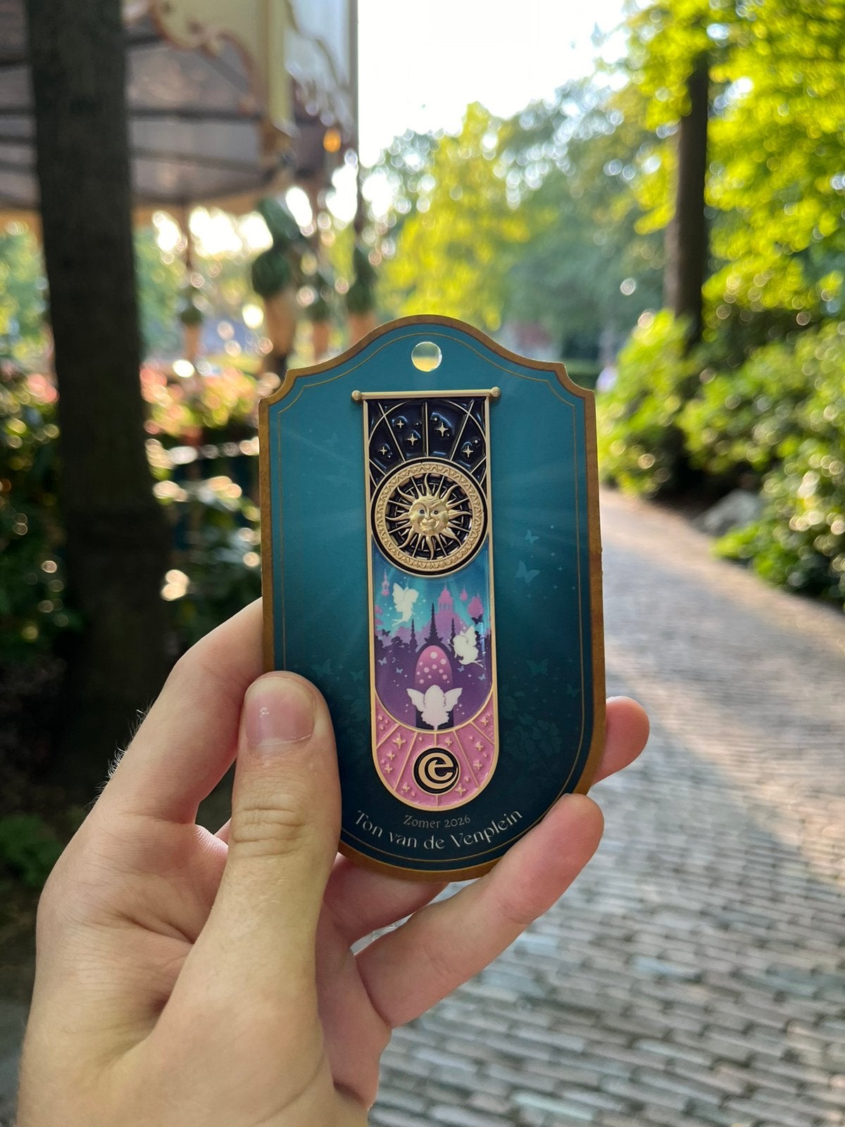 Efteling Zomer Pin Ton van de Ven Plein, Ophalen of Verzenden, Nieuw, Button of Speldje