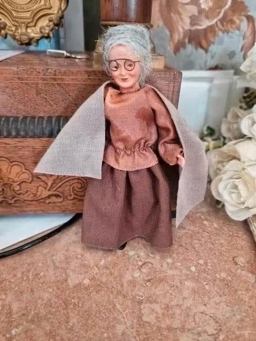 Caco Popje Oudere Dame met Bril - 13 cm, Verzamelen, Poppenhuizen en Toebehoren, Ophalen of Verzenden, Gebruikt