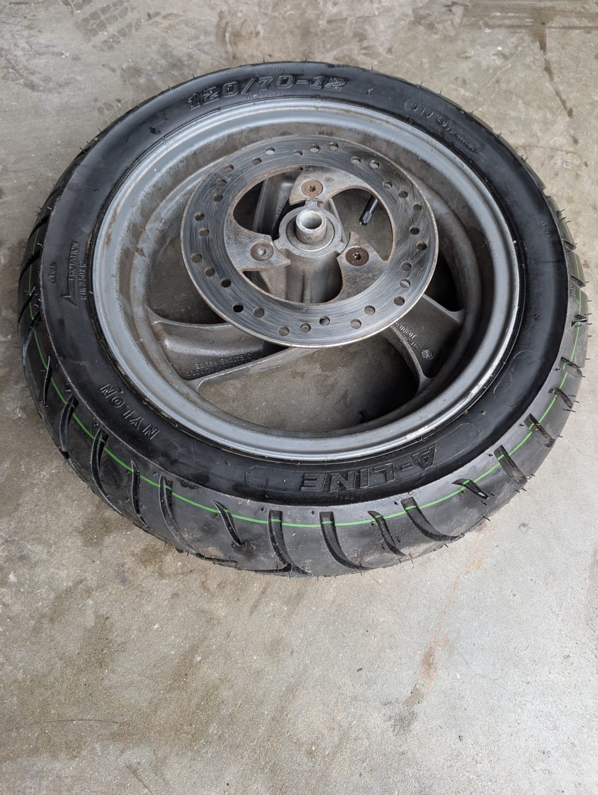 NIEUWE 120/70-12 Band met velg voor scooter, Fietsen en Brommers, Ophalen of Verzenden, Gebruikt