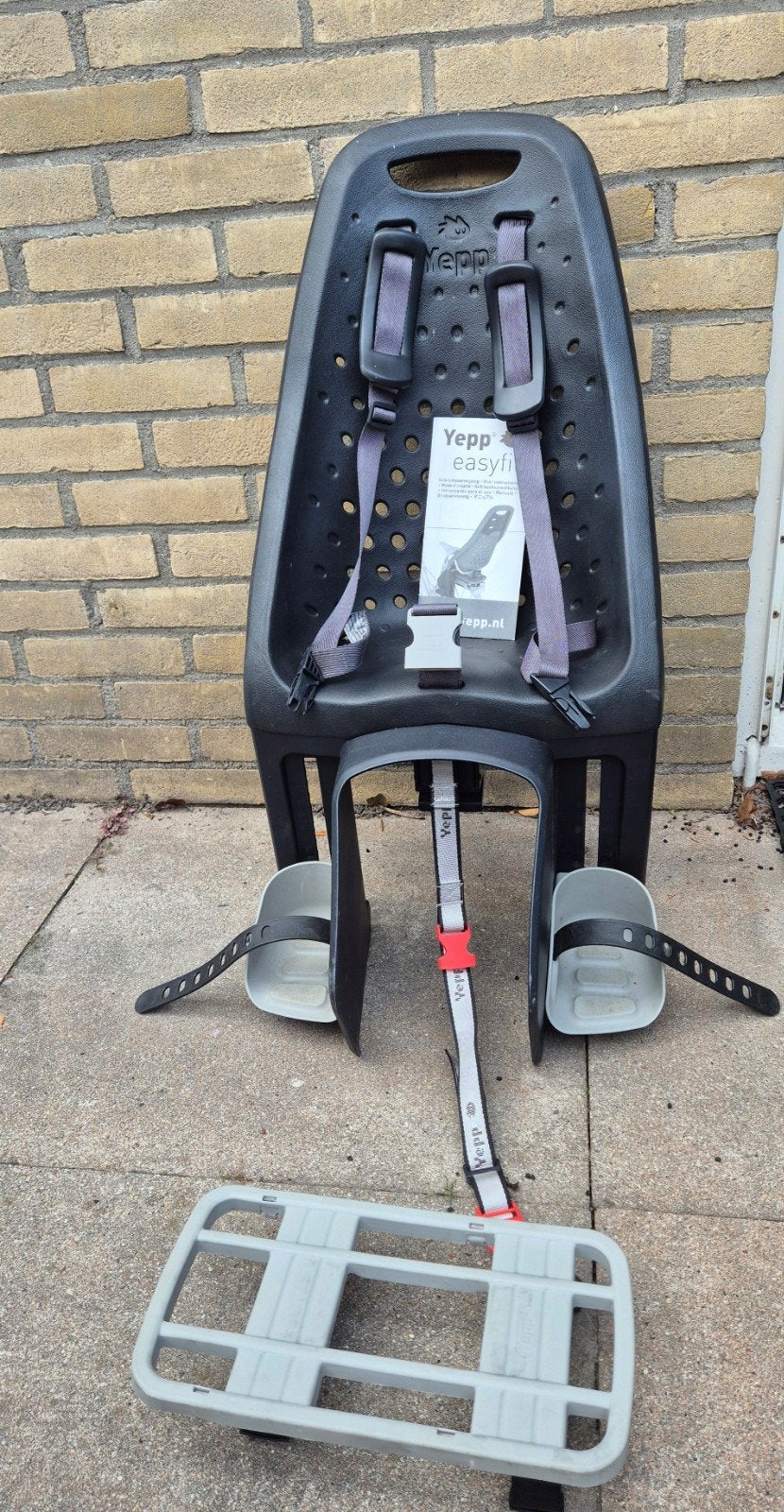 Yepp, easyfit achterzitje met bagagedragerbevestiger ebike, Fietsen en Brommers, Achterzitje, Voetsteuntjes, Yepp, Zo goed als nieuw
