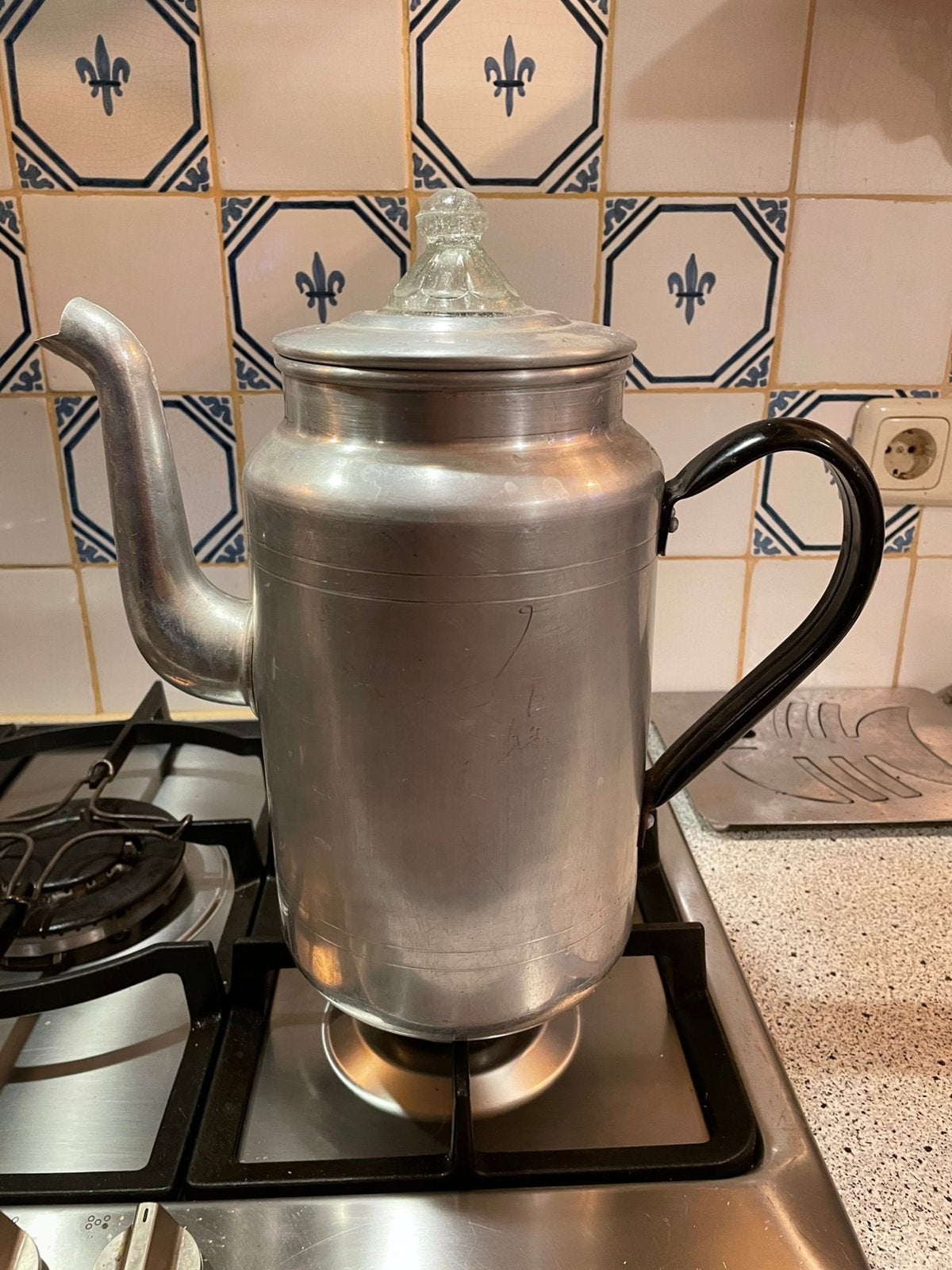 Een ouderwetse grote koffiepot met percolator, Ophalen of Verzenden