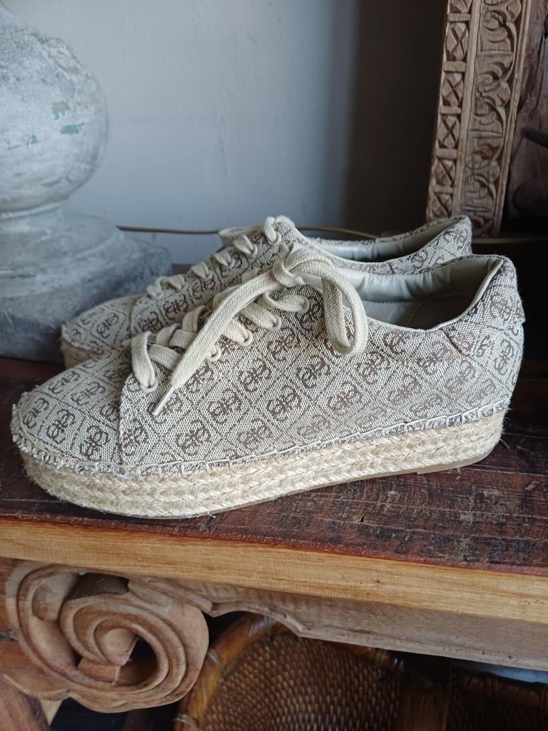 Guess espadrilles maat 38 met logo print, Kleding | Dames, Schoenen, Guess, Bruin, Ophalen of Verzenden, Zo goed als nieuw