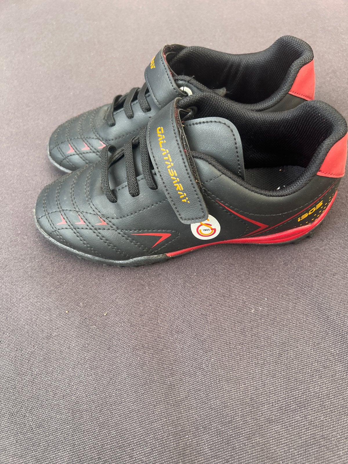Galatasaray voetbalschoenen maat 33, Sport en Fitness, Ophalen, Gebruikt, Schoenen