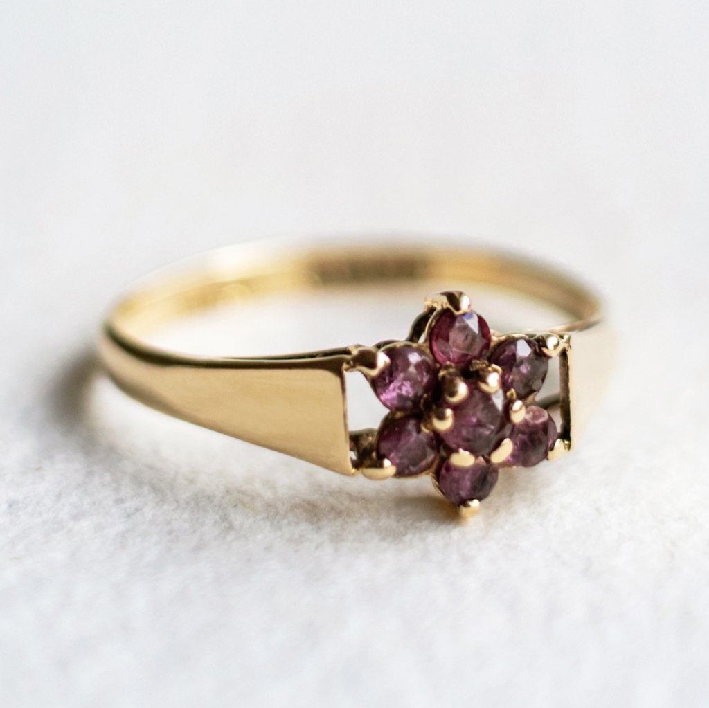 Vintage 9K gouden cluster ring met robijnen - 17,25, Ophalen of Verzenden, Zo goed als nieuw, 17 tot 18, Met edelsteen