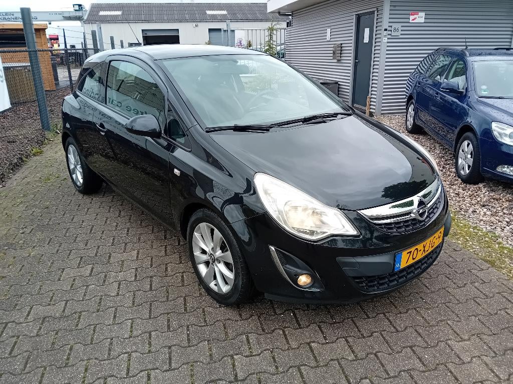 Opel Corsa 1.2 16V LPG 3D 2012 Zwart NIEUWE APK!! AIRCO!!, Voorwielaandrijving, 83 pk, Zwart, 4 cilinders