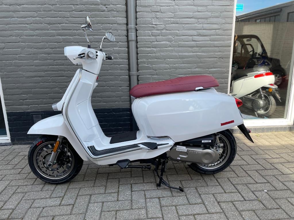 Lambretta V-Special 50 Flex, Vespa Sprint Look, Fietsen en Brommers, Scooters | Overige merken, Ophalen, Nieuw, Benzine