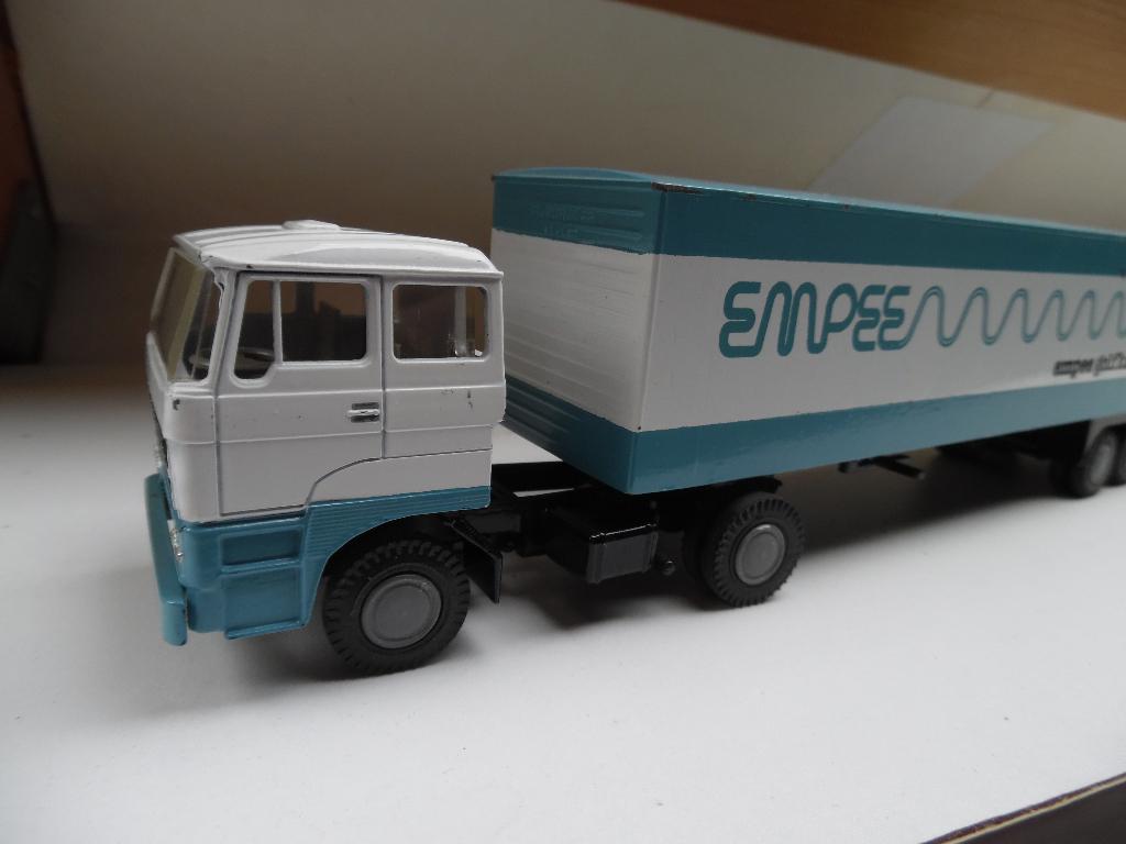 Daf 2800 trekker met oplegger van Empee golfkarton met doos, Ophalen of Verzenden, Gebruikt, Bus of Vrachtwagen, Lion Toys