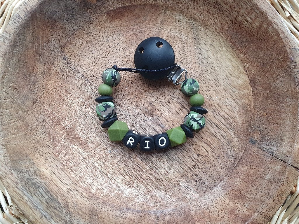 speenkoord camouflage met of zonder naam €10,95, Ophalen of Verzenden, Nieuw, Kraamcadeau