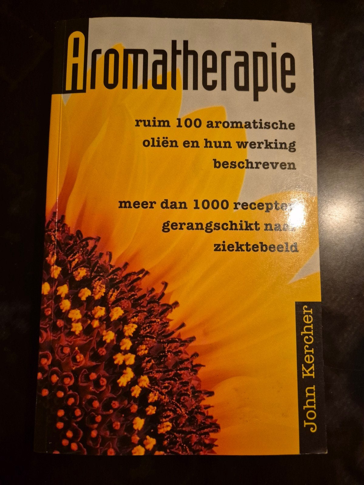 Aromatherapie: ruim 100 aromatische oliën en hun werking, Ophalen of Verzenden, Gelezen, Kruiden en Alternatief, John Kercher