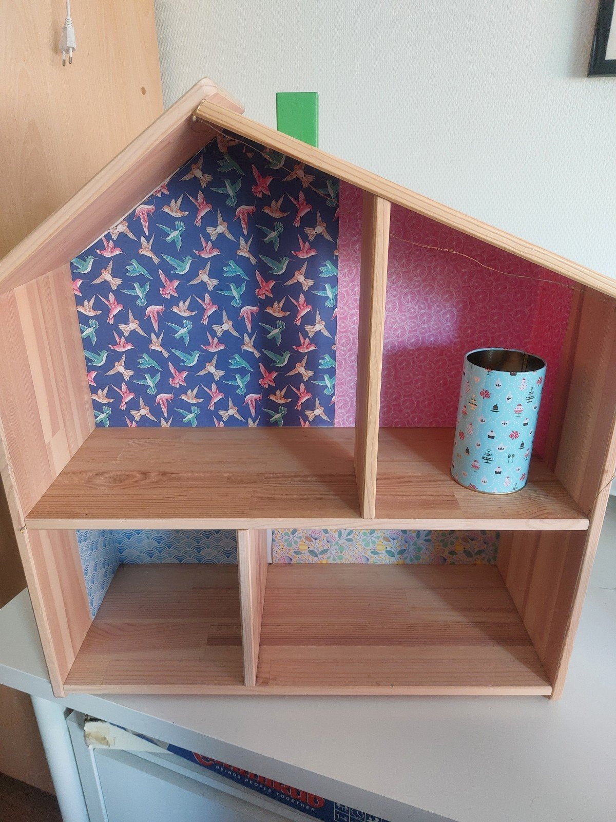 Mooi houten poppenhuis met vrolijk behang, Ophalen, Gebruikt, Poppenhuis