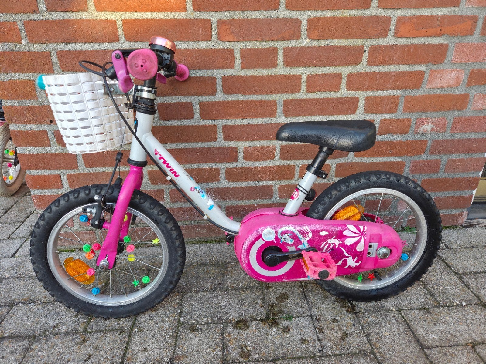 B'Twin kinderfiets 12 inch met Hello Kitty mandje, Ophalen, Zijwieltjes, Gebruikt, Velgrem