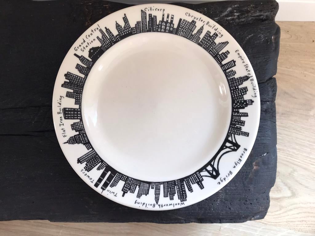 2 dinerborden van Fishs Eddy New York skyline design, Huis en Inrichting, Ophalen of Verzenden, Zo goed als nieuw, Overige stijlen