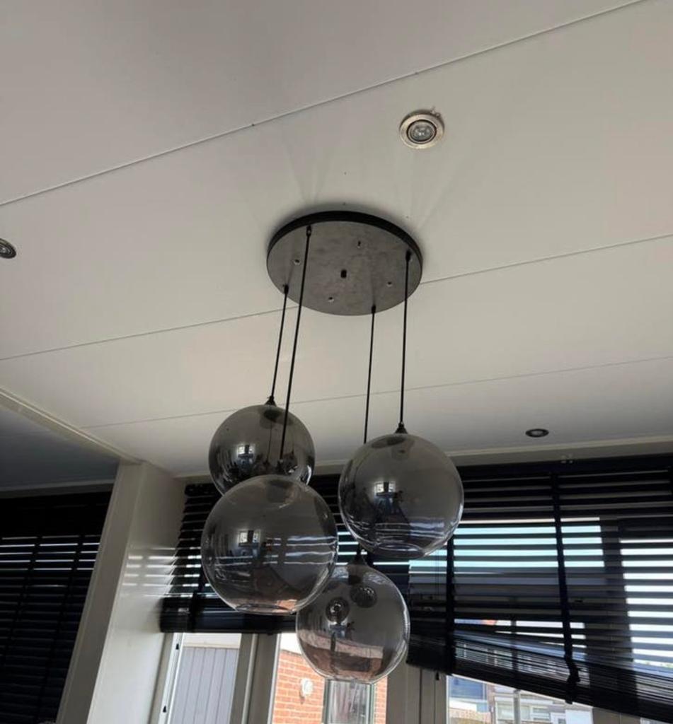Moderne hanglamp met 4 rookglazen bollen, verstelbaar, Huis en Inrichting, Lampen | Hanglampen, Ophalen, Zo goed als nieuw, Glas