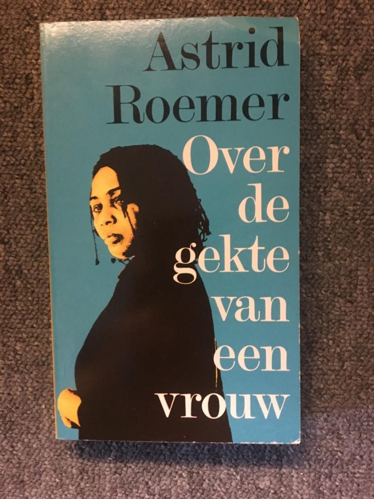 Over de gekte van een vrouw ; door Astrid Roemer #Suriname, Astrid Roemer, Ophalen of Verzenden, Zo goed als nieuw, Nederland
