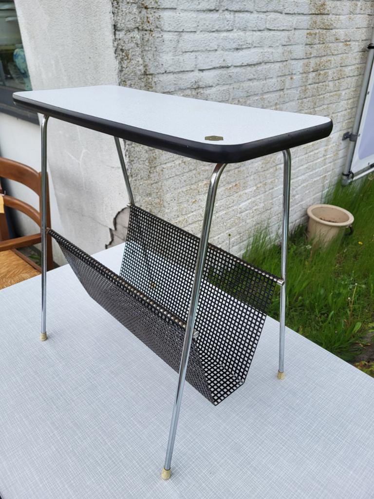 Zweeds Mid Century bijzettafel Pilastro stijl lectuurhouder, Minder dan 55 cm, Metaal of Aluminium, Rond, Ophalen of Verzenden