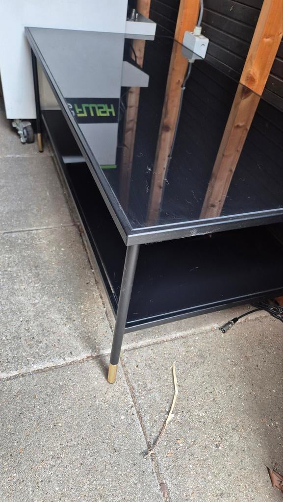 Zwart glazen tv-meubel met metalen frame, Huis en Inrichting, Kasten | Televisiemeubels, Ophalen, Gebruikt, 100 tot 150 cm, Modern, Industrieel