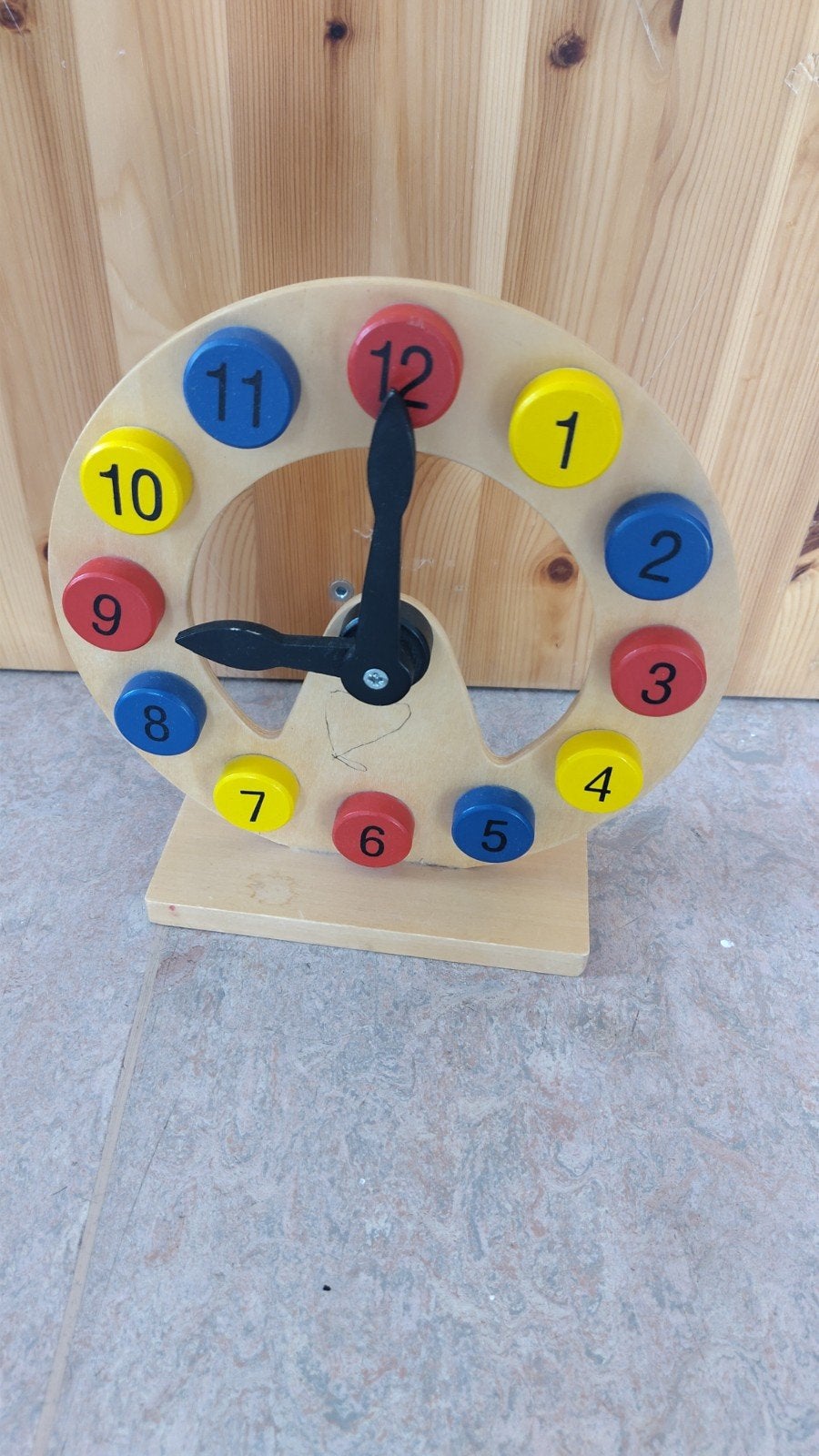 Houten speelgoed klok, Ophalen