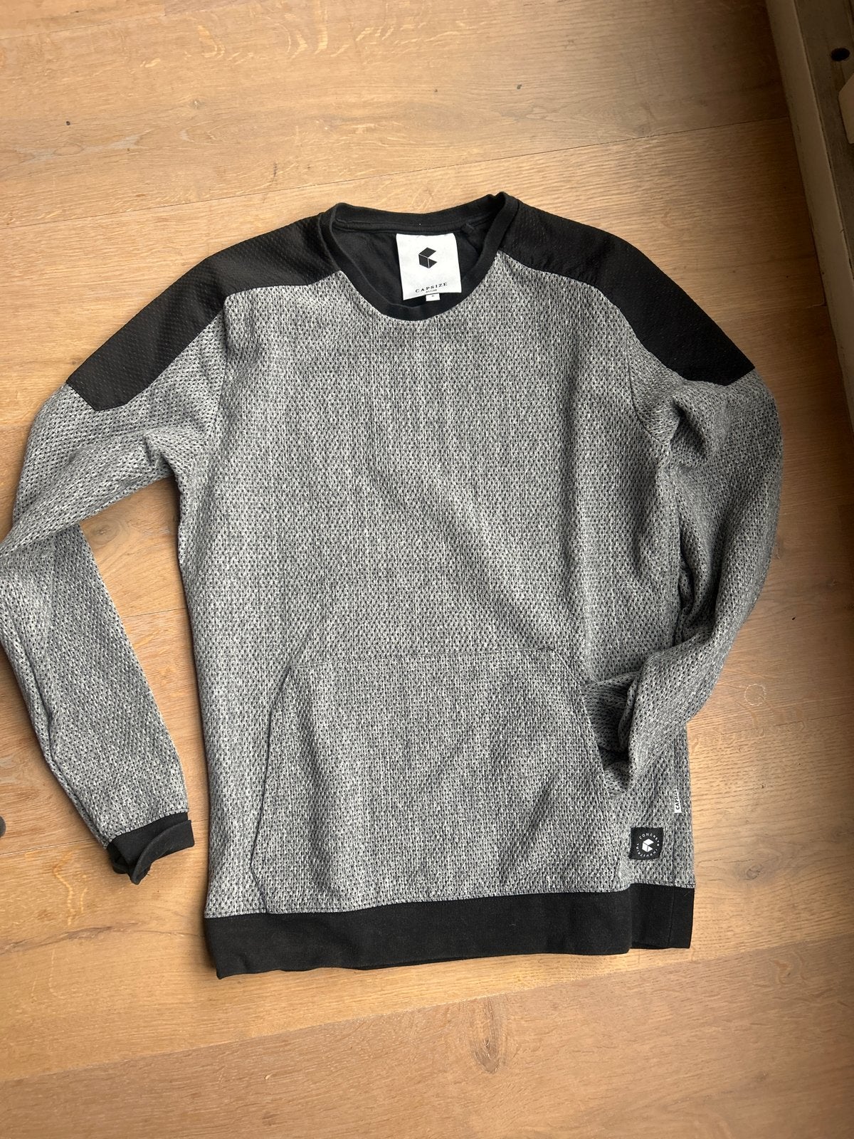 Capsize Attire sweater - Maat S, Ophalen of Verzenden, Zo goed als nieuw, Maat 46 (S) of kleiner, Grijs