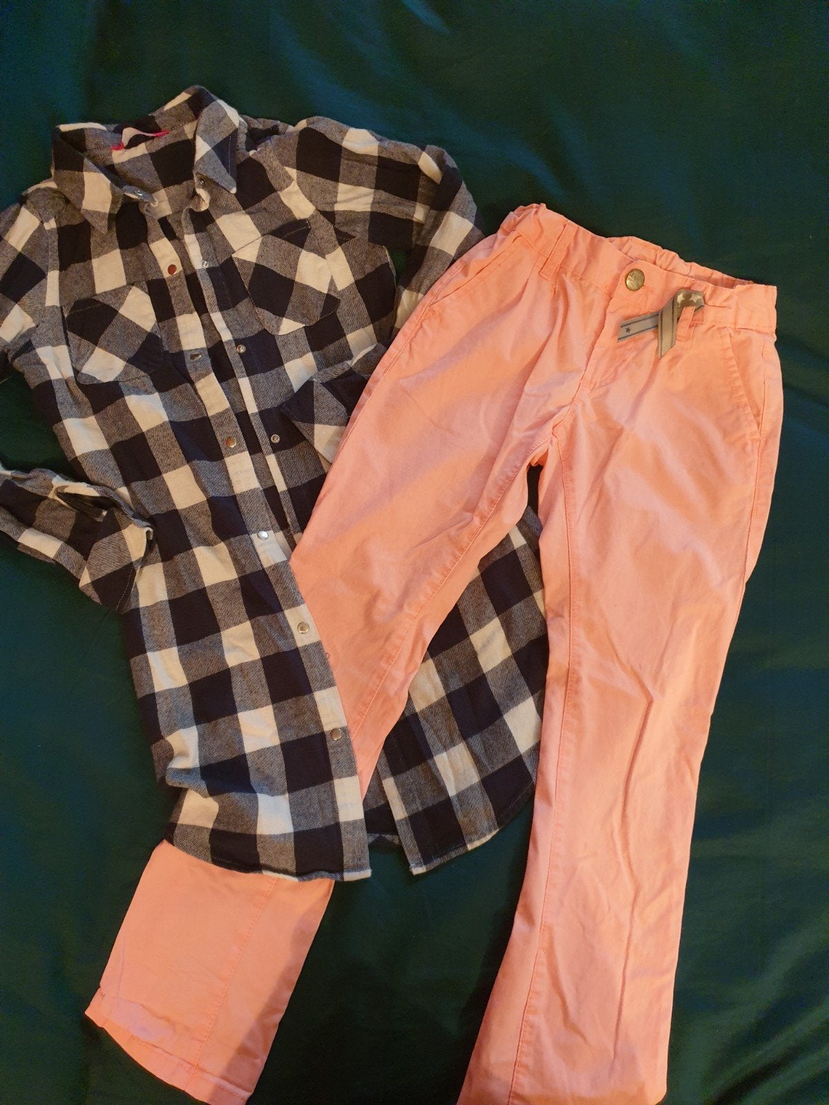 Geruite geblokte lange blouse en neon broek 140, Ophalen, Zo goed als nieuw, Meisje, Broek