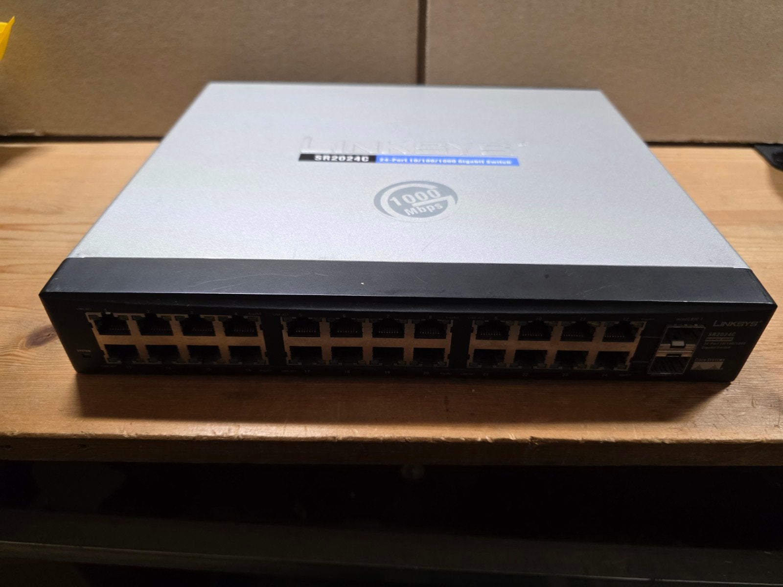 Linksys SR2024C 24-poorts Gigabit Switch 1000 Mbps, Ophalen of Verzenden, Gebruikt