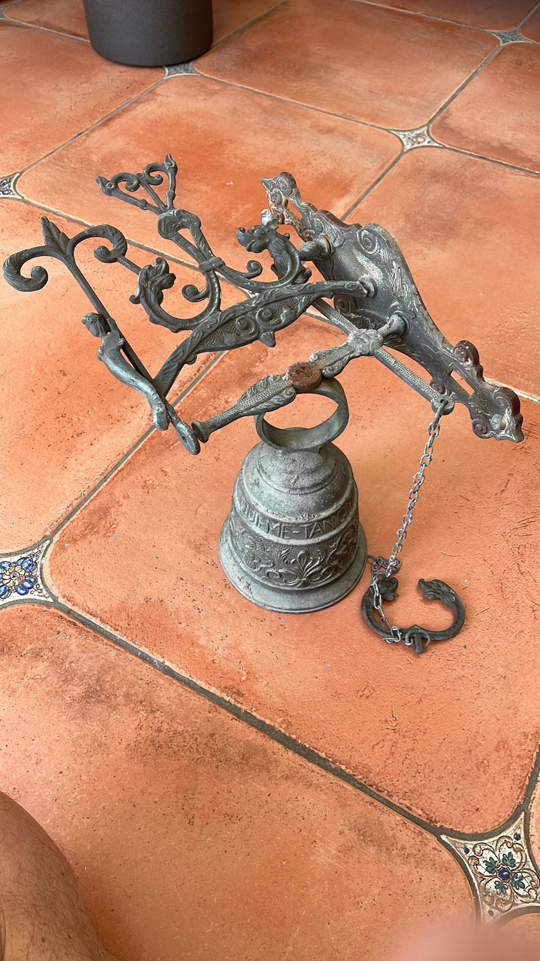 Antieke bronzen bel met sierlijke wandhouder, Ophalen of Verzenden