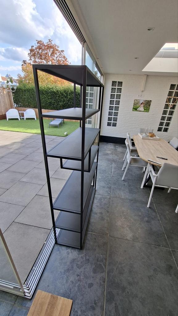 Strak zwart metalen rek met 5 planken - modern design, Huis en Inrichting, Kasten | Stellingkasten, Ophalen of Verzenden, Zo goed als nieuw
