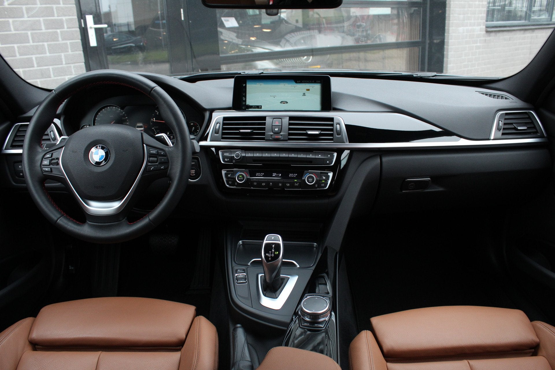 BMW 3-serie 320i High Executive / LCI / Leer / LED / 18"/ N., Auto's, BMW, Automaat, 1998 cc, Achterwielaandrijving, 4 cilinders