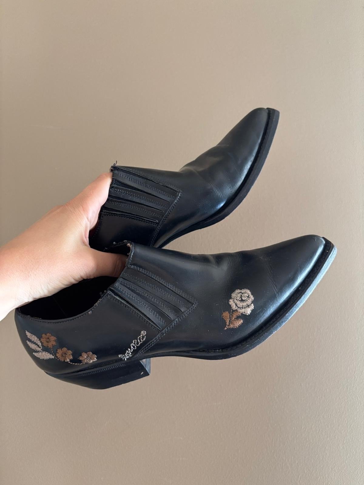 Sonora Zwarte Leren Cowboy Instappers Borduurdetails Maat 38, Ophalen of Verzenden, Gedragen, Instappers, Zwart