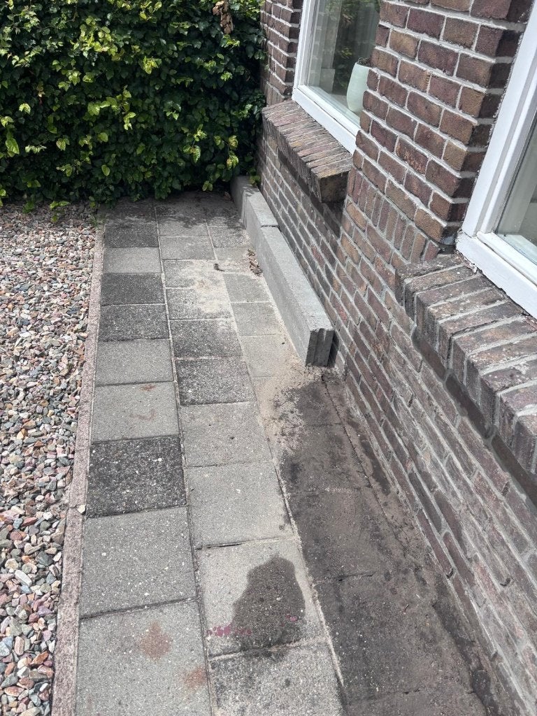 Twee brede opsluitbanden en losse stenen/tegels, Ophalen, Gebruikt, Beton, Klinkers