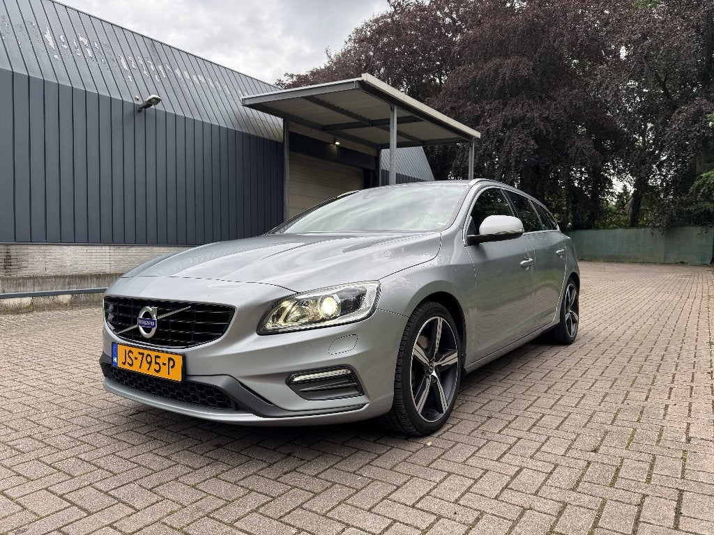 Volvo V60 T3 1.5 152pk R-Design + Nordic plus 2016, Auto's, Volvo, 1498 cc, 4 cilinders, Skiluik, Alcantara
