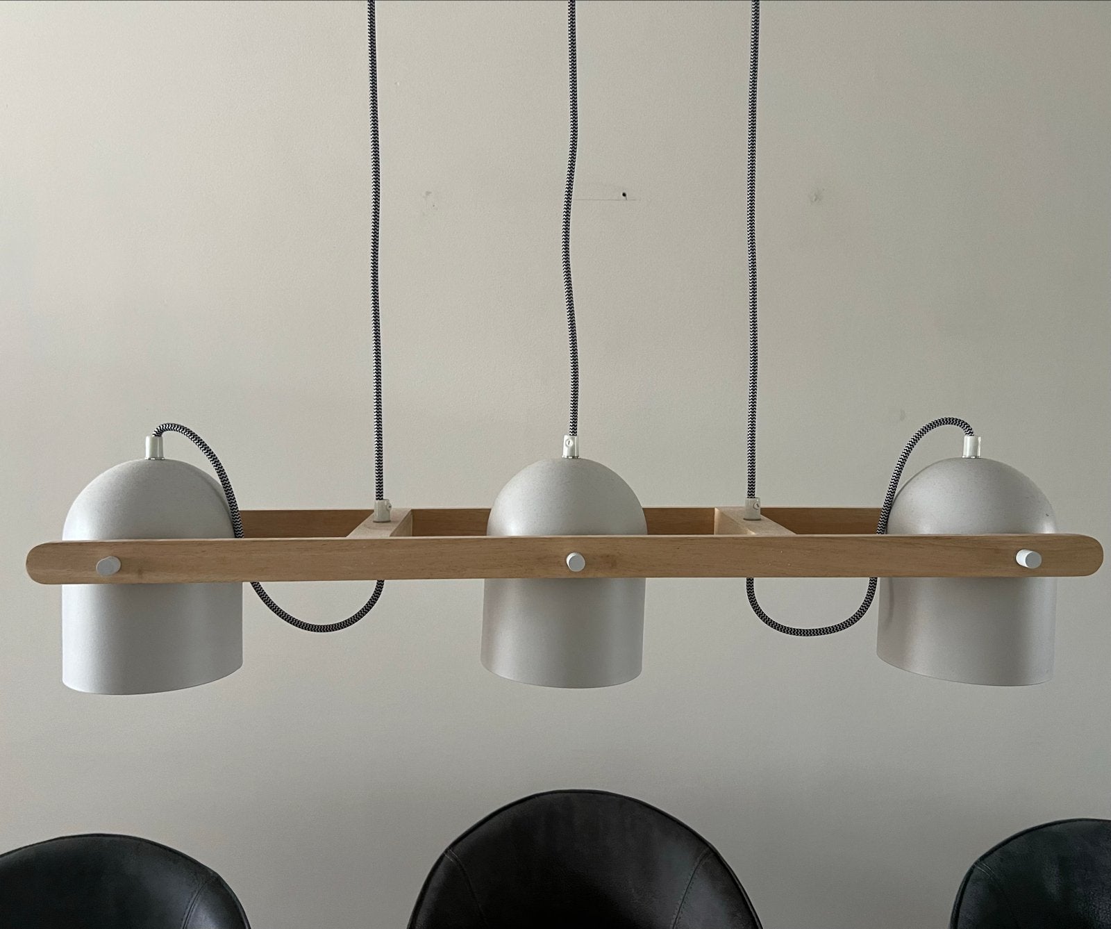 Scandinavisch design hanglamp met 3 kappen en houten frame, Ophalen of Verzenden, Zo goed als nieuw, Hout, E27 (groot)