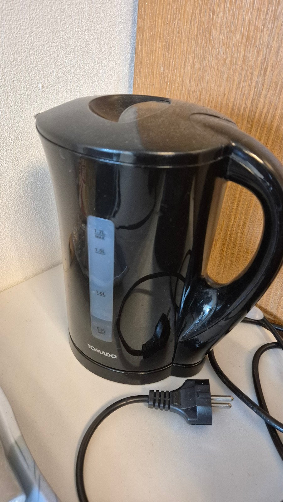 Tomado waterkoker 1.7L - Zwart, Witgoed en Apparatuur, Waterkokers, 1 tot 2 liter, Ophalen, Gebruikt, Draadloos