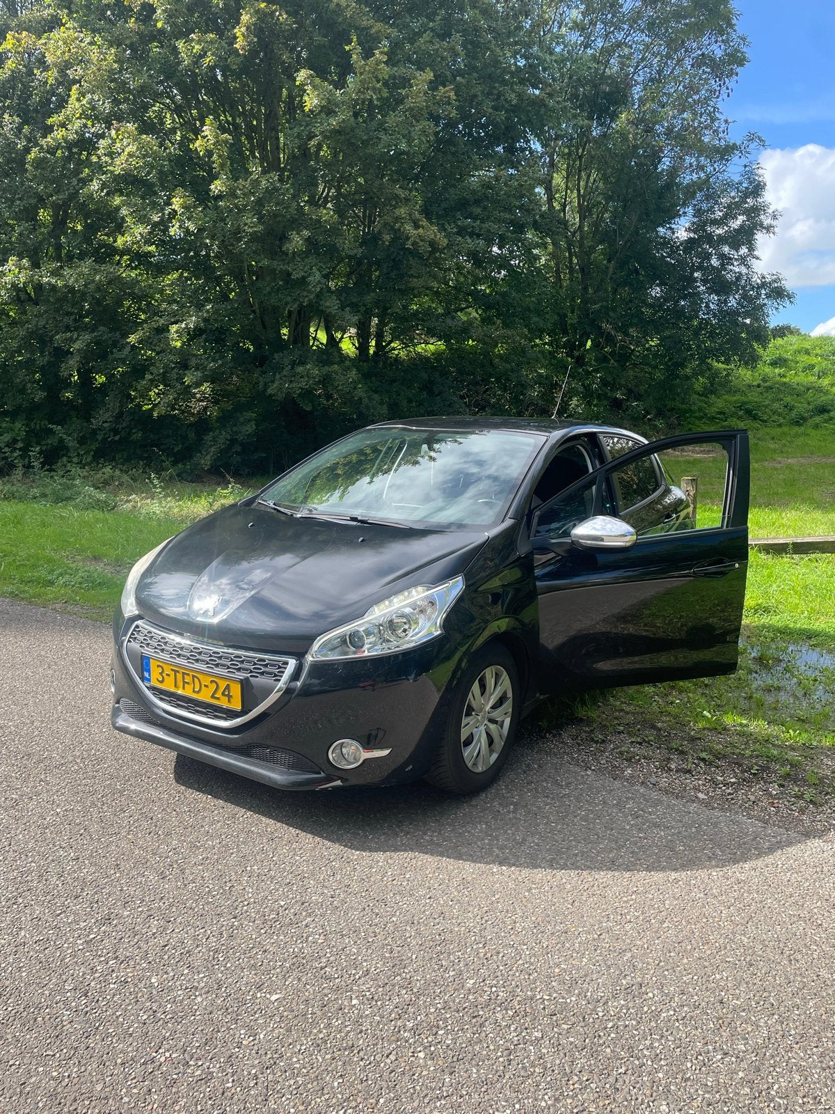 Peugeot 208 1.2 VTI 60KW 5-D 2-TR 2014 Zwart, Auto's, 40 €/maand, 1199 cc, Zwart, Origineel Nederlands