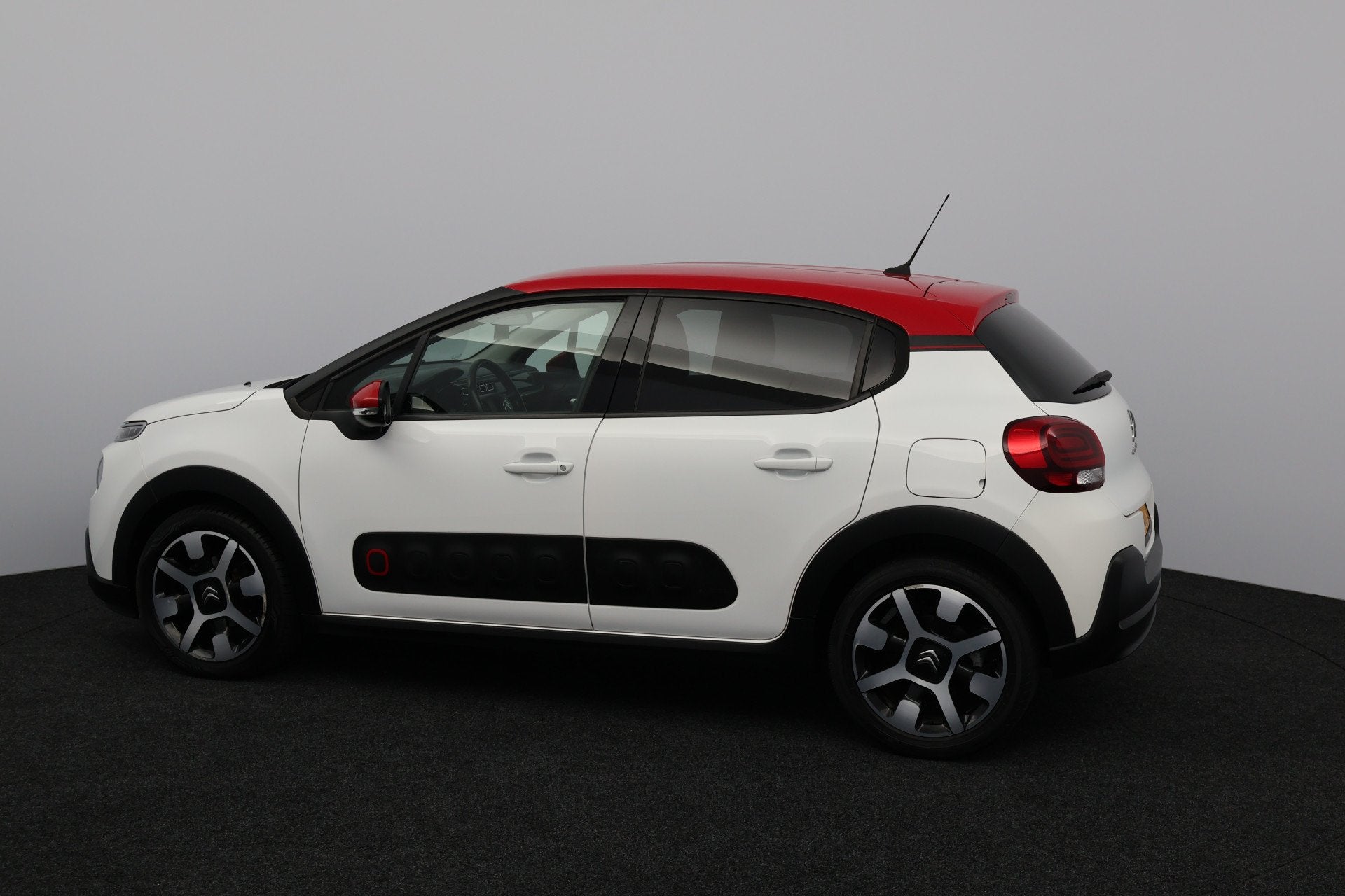 Citroën C3 1.2 PureTech Shine/ DEALER ONDERHOUDEN!/ AUTOMAA, Auto's, Dealer onderhouden, Gebruikt, 1199 cc, 450 kg