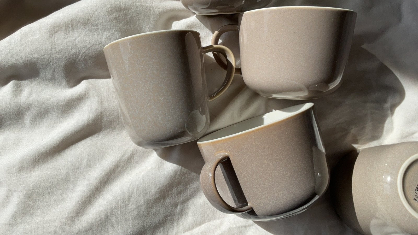 HEMA CHICAGO MOKKEN BEIGE 3 grote ,soep/cappuccino ,2 koffie, Keramiek, Ophalen of Verzenden, Zo goed als nieuw, Overige stijlen