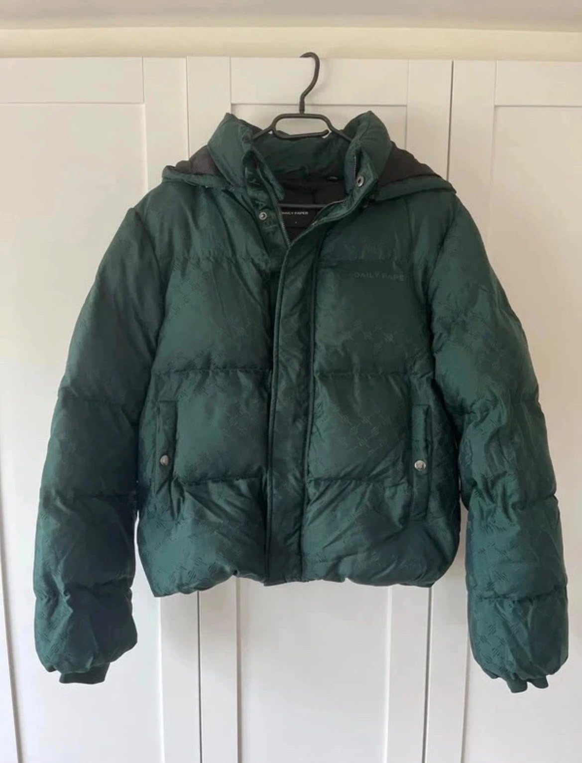 Daily Paper Monogram Puffer Jacket Groen Maat S, Ophalen of Verzenden, Zo goed als nieuw, Maat 36 (S), Groen