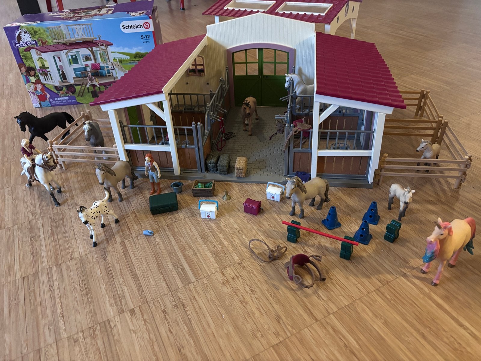 Schleich Horse Club set: manege, woonwagen en extra paarden, Kinderen en Baby's, Ophalen of Verzenden, Zo goed als nieuw, Jongen of Meisje