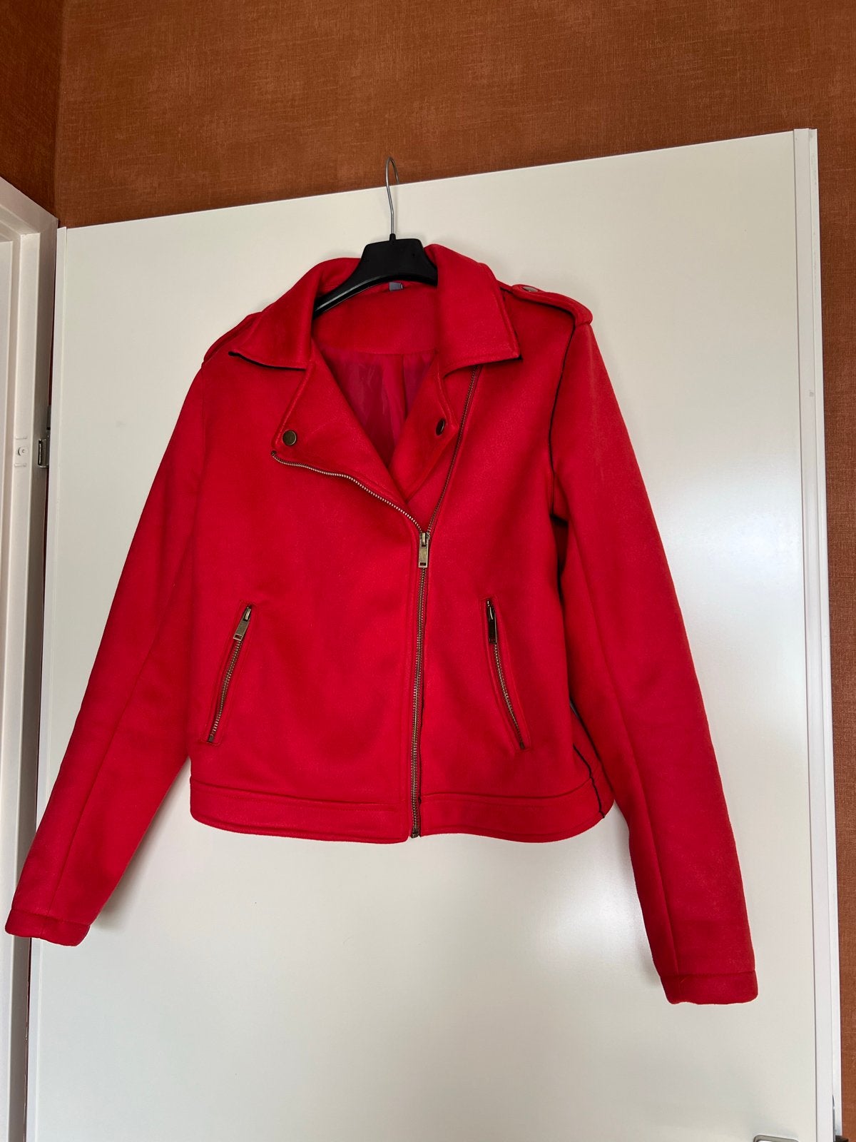 Rood suedine biker jasje maat 38 met ritsen, Ophalen of Verzenden, Zo goed als nieuw, Maat 38/40 (M), Rood